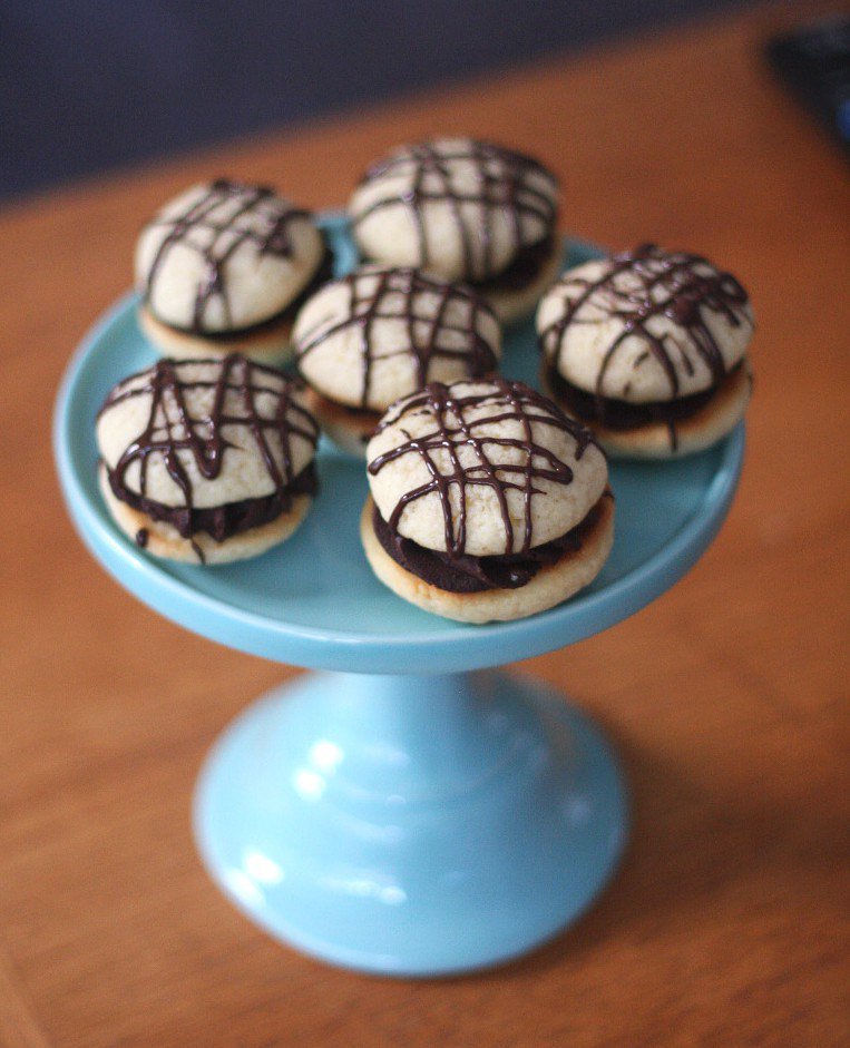 Whoopie pies – vanilj och choklad tartapatarta.annikaforsell.se/2016/05/10/who…