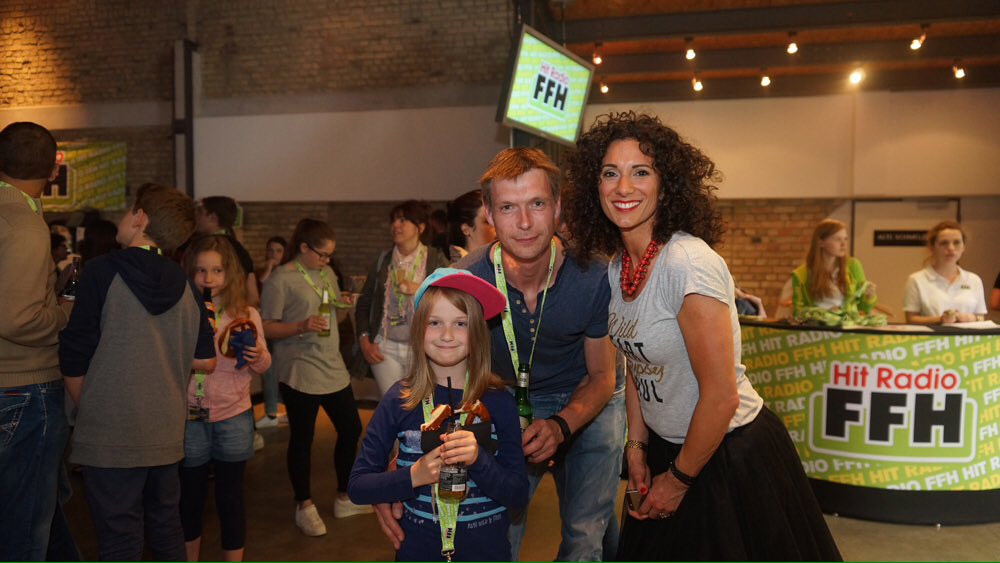 FFHde's tweet photo. "@forstermusic spielt grade" - "Egal Papa, ich willn' Foto mit Evren!" ❤️😹 #flashmich #konzert https://t.co/2O6SzArcW3