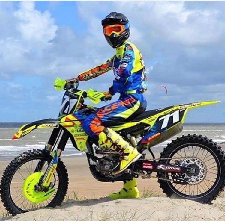 SolidFactionCo's tweet image. Clean setup. Color way on point #moto