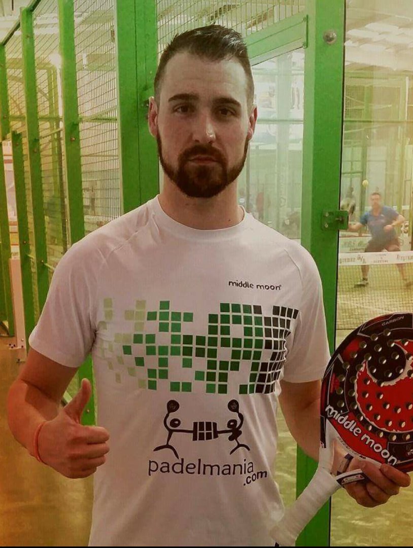 CircuitoPadelED's tweet photo. Nos gusta la manía y la bebida favorita de @rubenss07
 Más sobre él en https://t.co/W2hW4PuYI7 @EstrellaDammEs https://t.co/z5LxIPLCeF