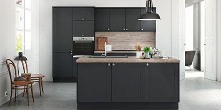 Nouveau modèle CREDO:Façades "cottage" et plan de travail en bois clair pour du caractère tout en restant chaleureux