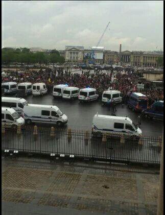 nuitdebout's tweet photo. Le pouvoir se barricade devant la mobilisation citoyenne #DirectAN #LoiTravail #NuitDebout #Paris https://t.co/1iTuomp5sJ