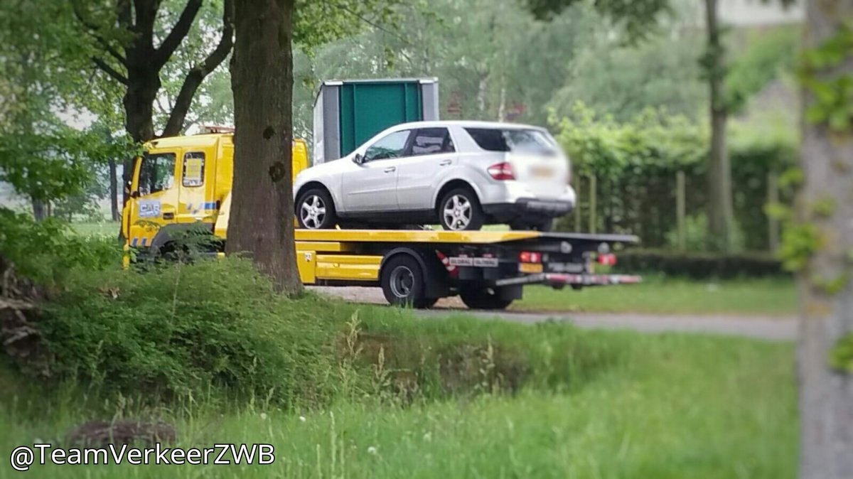 POL_TVZWB's tweet photo. #Esbeek #N269 en Lage Mierdseweg. Controle gehouden. 15 bestuurders hielden een telefoon vast. #afleiding 1/3 https://t.co/j0hRVrsKes