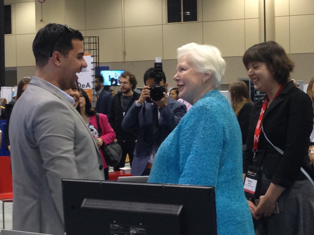 OntUniv's tweet photo. Great to have @LGLizDowdeswell with the @IDeA_Comp finalists at the #OCEDiscovery Conference this afternoon! #cdnpse https://t.co/3awjhXxs4z