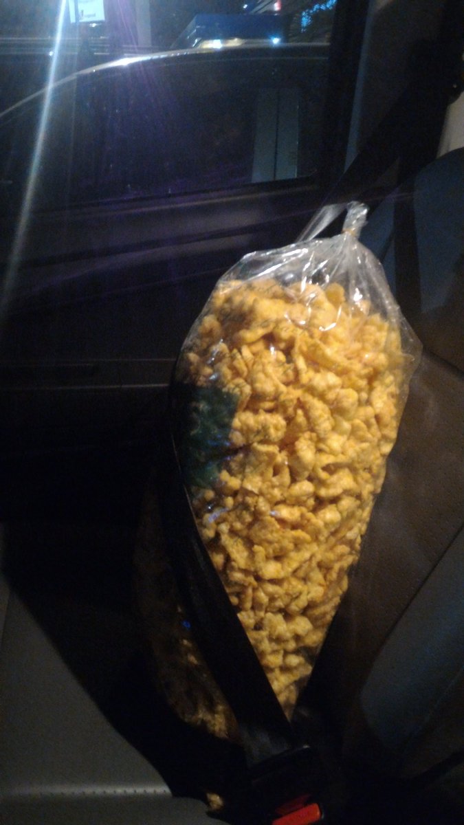 THEkarlmedina's tweet photo. Nandito pa rin siya! #fishcrackers https://t.co/lGwWvpNZlW