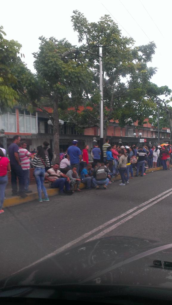 eymarfuentes1's tweet photo. Y no era q el Abasto Bicentenario habia desaparecido? Q cerraba xq se pudrio d corrupcion ? Como los mata la lengua! https://t.co/NUt3oU1U9s