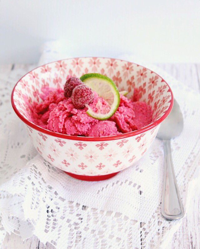 Voici ma recette de yogourt glacé framboise et lime qui deviendra un dessert indispensable cet été <a href="/LiberteQC/">Liberté Yogourt</a>
