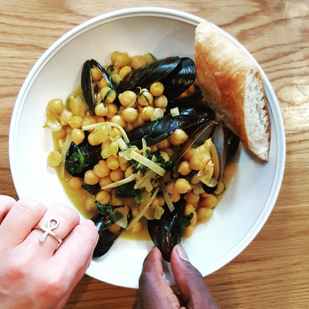 CombinaNYC's tweet photo. Back by popular demand for Family Meal Tuesday #mussels #saffron #vermouth #broth #dinner #sharing #feast #yummy https://t.co/iZmYnU80Wo