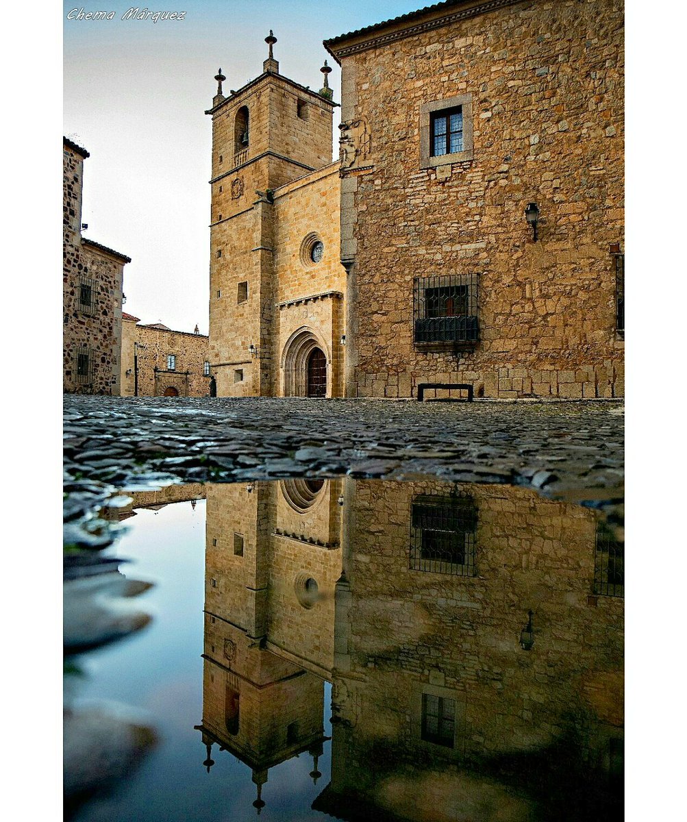 Cuando la vida te dé un día lluvioso, juega con los charcos" #caceres #extremadura #spain #turismo