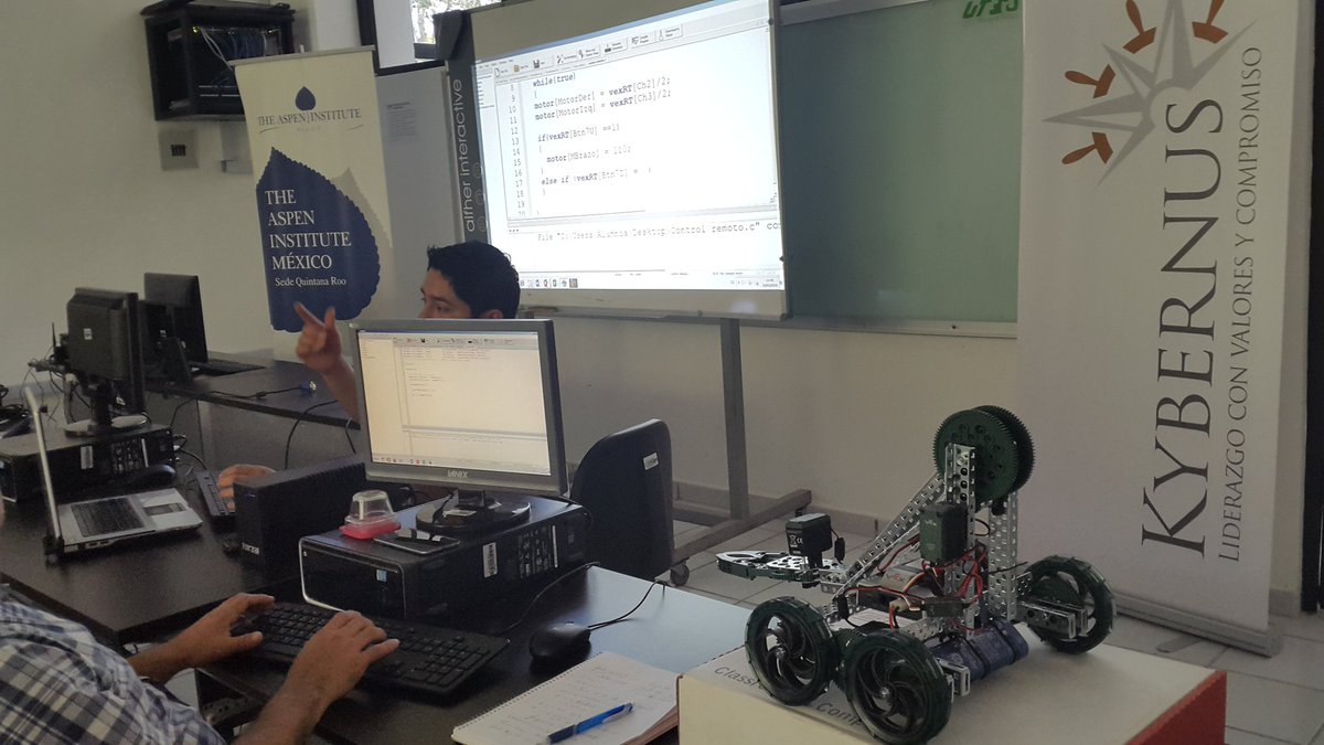 arlinchc's tweet image. Seguimos capacitación #Robotica en la @UT_RivieraMaya #RobotC