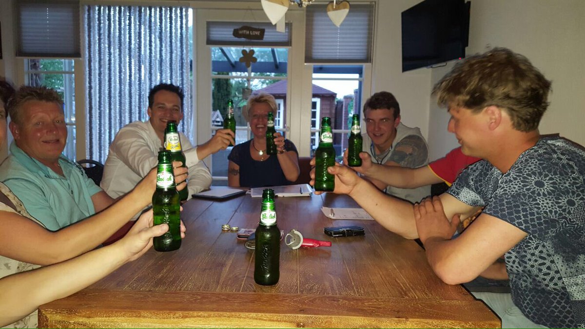 zomarfeest's tweet photo. Vanavond weer een belangrijke stap gezet, komende jaren drinken we @grolsch @ErwinDijkstra88 bedankt! https://t.co/d3x8RvdZ6F