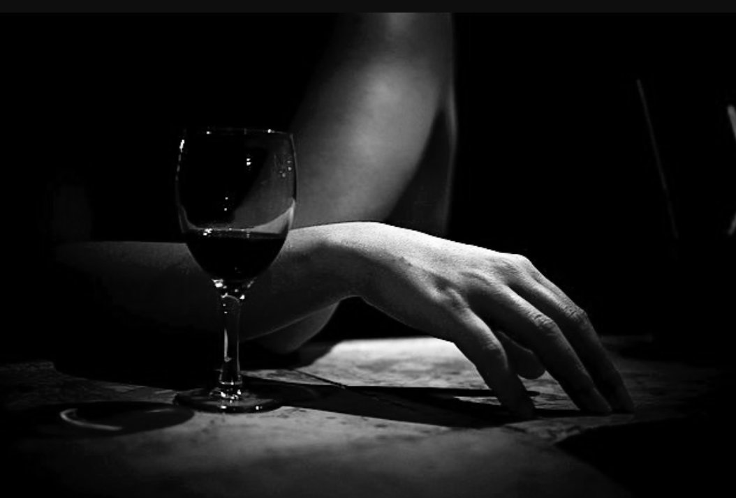 Yo_Fugitiva's tweet photo. Buscó un refugio secreto 
Para huir de su realidad 
Terminó siendo un vicio 
Del cual no pudo escapar
#microcuento https://t.co/J8pJDJO7W2