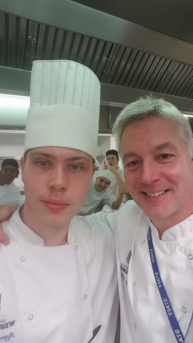 Now thats what you call a pic with the head chef Gregg Brown at @UniWestLondon @UWLAppChef @LexyFood 👀👉 #Chef #Food