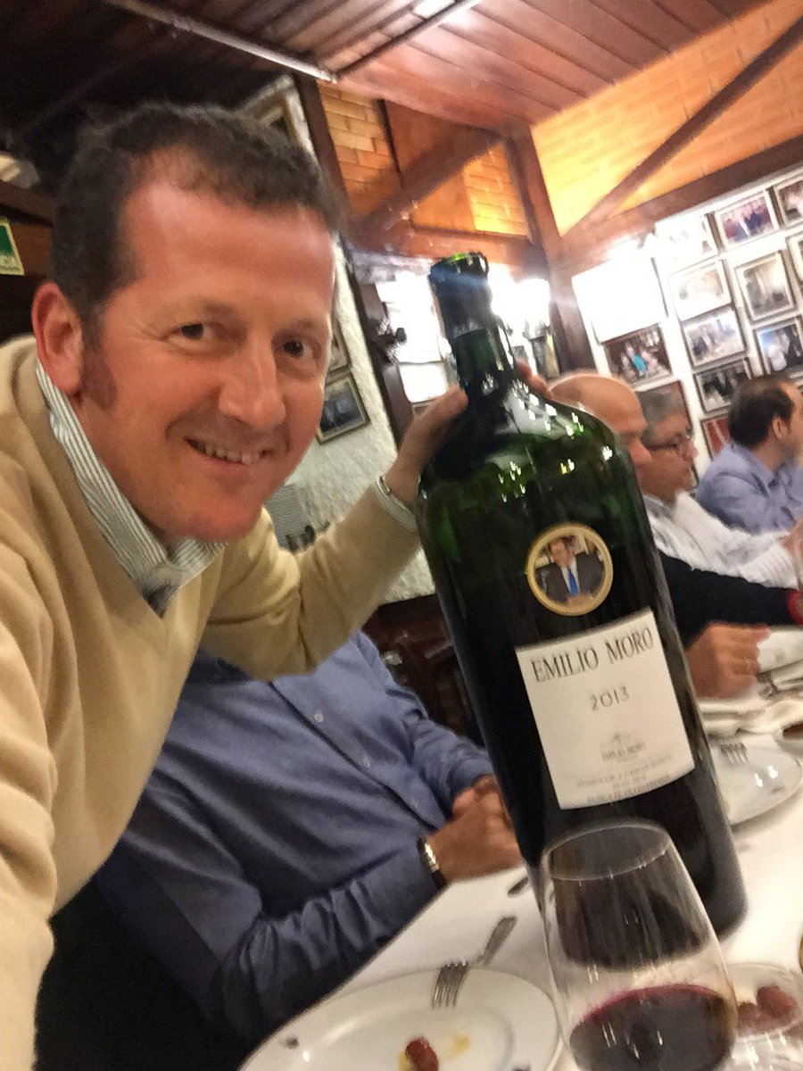 CGHIRSCHFELD's tweet photo. En el @adonostiarra homenajeando a #GasparRosety con la #PeñaElAsador. Este botellón de @Emilio_Moro es para él. https://t.co/z5fVccKaFk