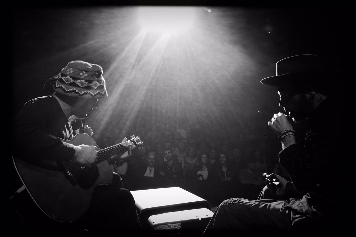 nikosaliagas's tweet photo. Soirée magique et impro de blues entre @BenHarper et @Mae_Officiel sur la scene du @LECOMEDIA_PARIS @europe1 #rare https://t.co/7iICd8l1k4