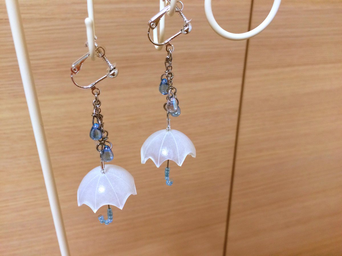 高野takano 通販中 よぉぉし 新作 傘のイヤリングですっ 立体プラ板で傘を作ってみましたっ W 色合いはビニール傘をイメージしました笑笑 こちらもabc500enさんに23日より 納品させていただきますぅ