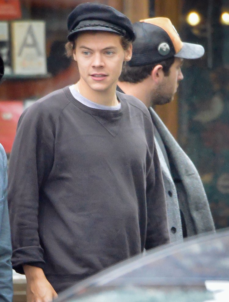 mercimendes's tweet photo. harrys hair !!!?! https://t.co/YlKvvsxTYY