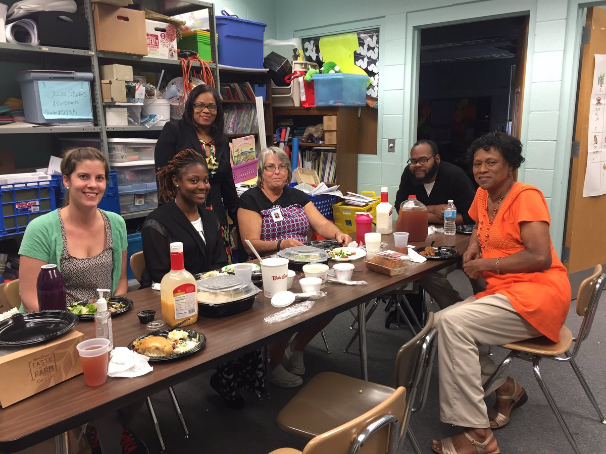 EChiu1226's tweet photo. Thanks to @ldjeffer1 our grade chair for treating us to #BobEvans for #TeacherAppreciation โค๏ธ๐๐ฝ#TeamSecondToNone ๐ฅ https://t.co/FhF8Bk4nPe