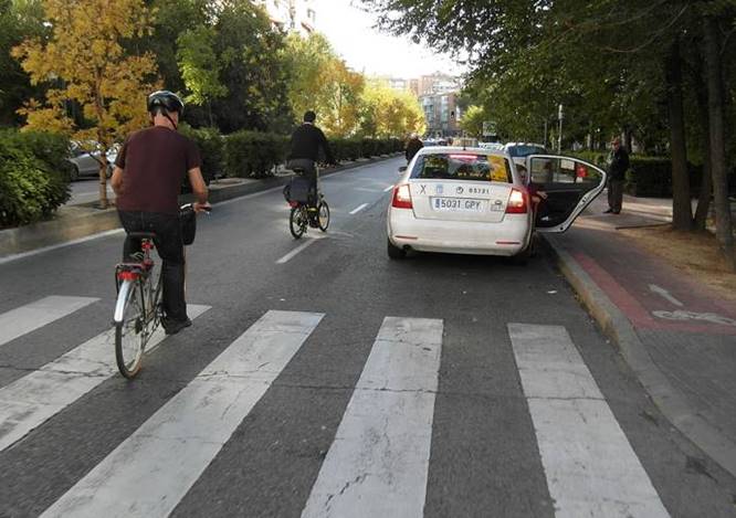 Inútil acera-bici de Av. Donostiarra