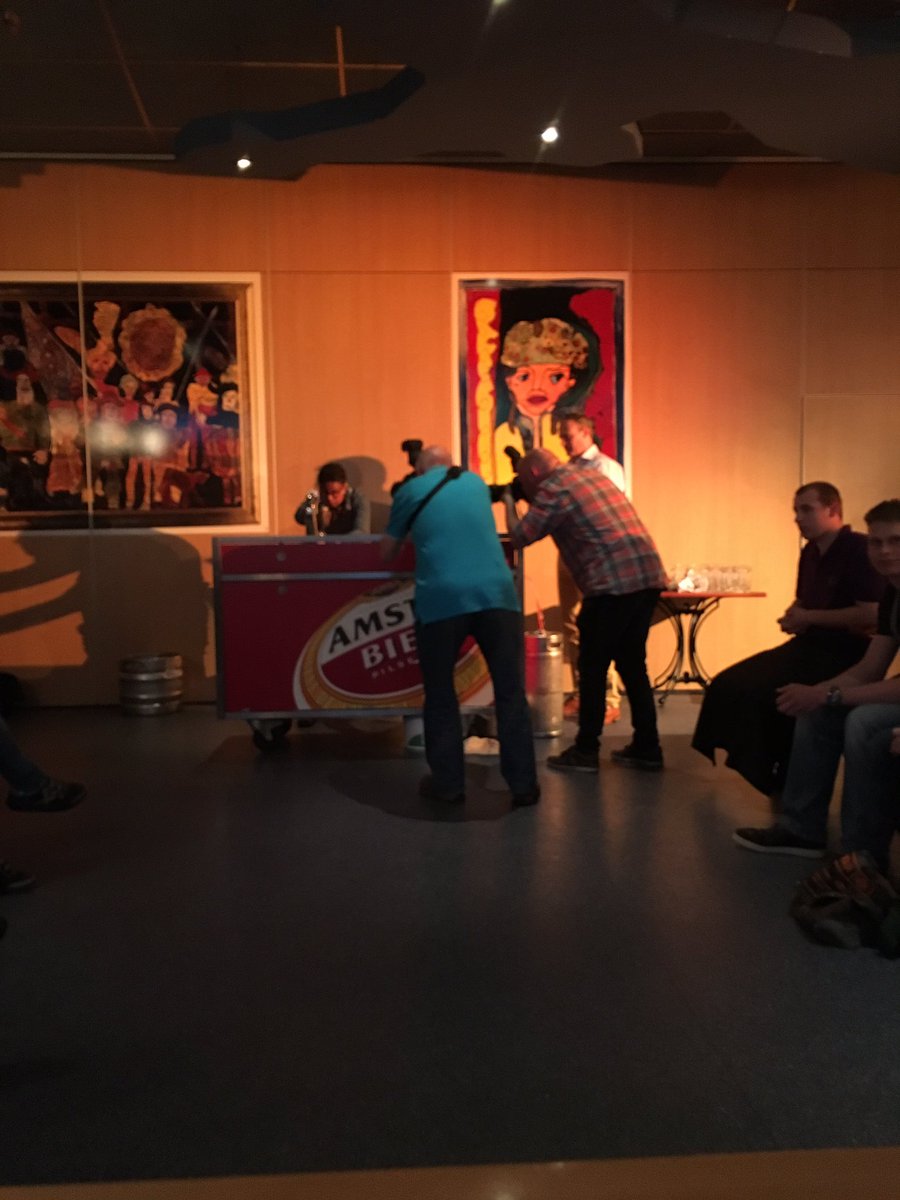 SanderSoest's tweet photo. Actie foto vd 2 fotografen die geen moment van de perfecte pilsjes wilde missen @CasparHuurdeman #onderdrukpresteren https://t.co/Uw7QfAXuWq