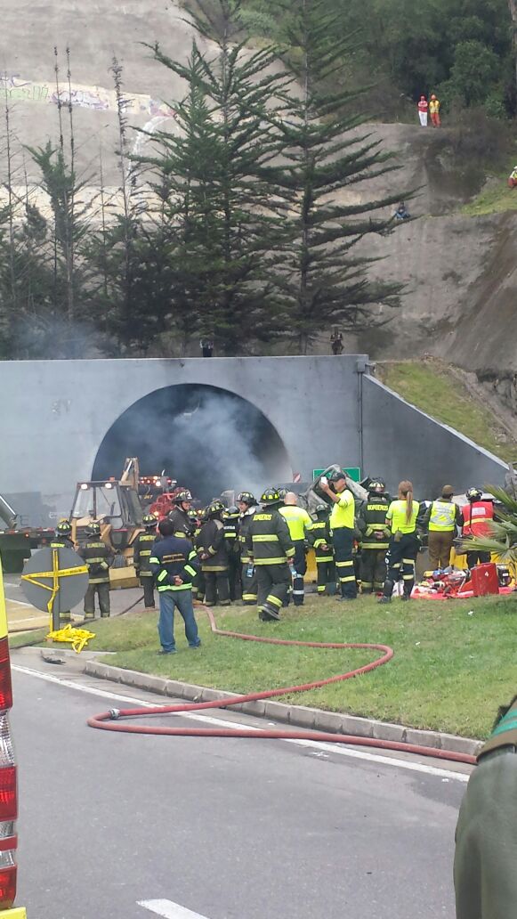 NoticiasValpoEx's tweet photo. Director de la Onemi V confirma 8 fallecidos en el trágico accidente en túnel los gemelos.@RadioRecreoCL @CEvalpo https://t.co/dMsR7QKaPd