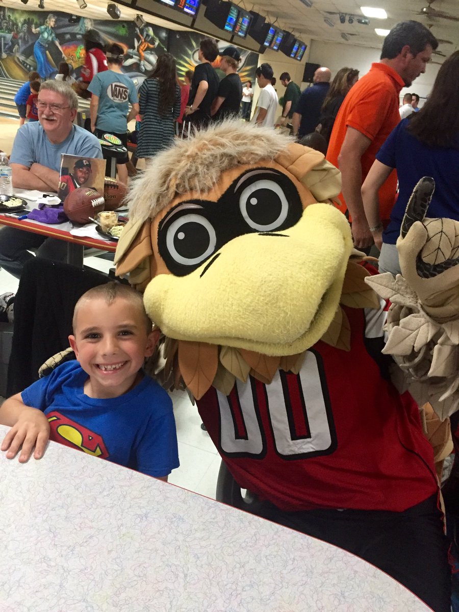 FalconsCR's tweet photo. .@FreddieFalcon joins in on the fun with @ChallengedChild bowlers tonight! https://t.co/wjqaUAlEJh