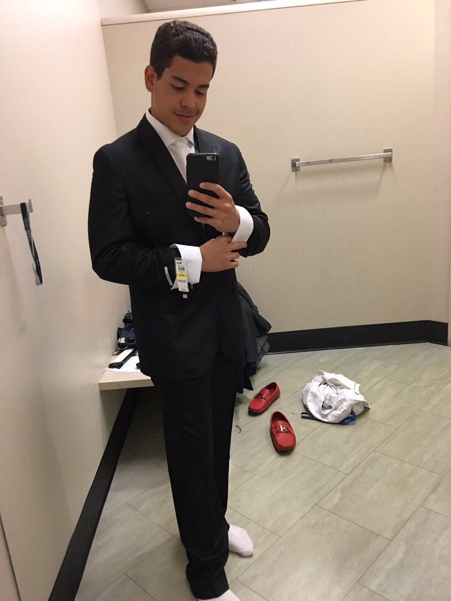 Getting that fresh look for prom 😏