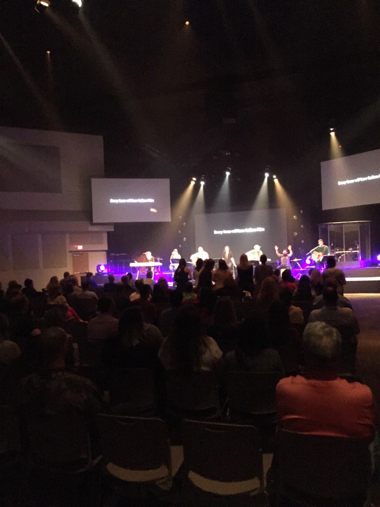 Goldenbrowngdog's tweet photo. Night of Worship @southlandcc #Isingpraisestoyourname https://t.co/E9MbpXycLz