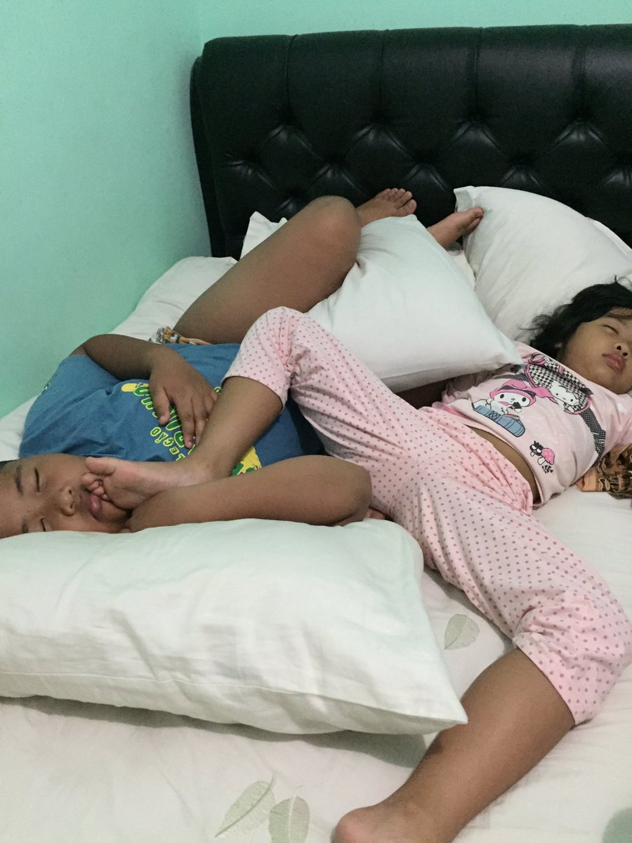 09f1fd43562e49c's tweet image. Tidur gaya bebas kakak dan adik @IMS_NET #IMS_TIDUR