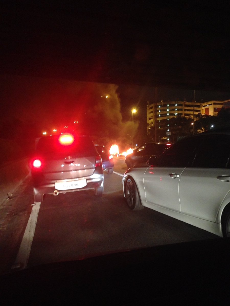 elvisdetona's tweet photo. Taxistas botaram fogo na marginal (ponte Cruzeiro do Sul)  #transitosp #UberOn #protestosp https://t.co/ATVQJOHflF