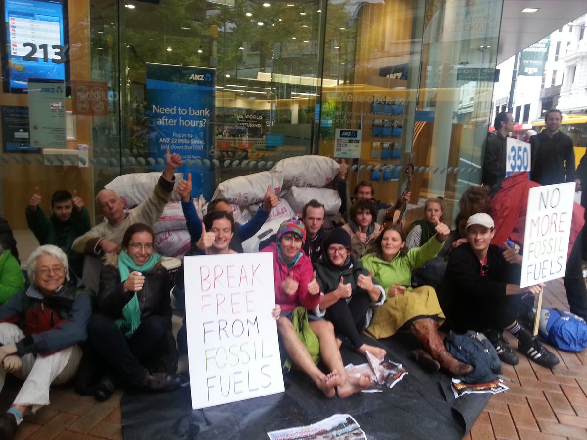 350nz's tweet image. ANZ on Lambton Quay officially closed for the day! Protest was successful!! #ANZdivest #breakfreenz #breakfree2016
