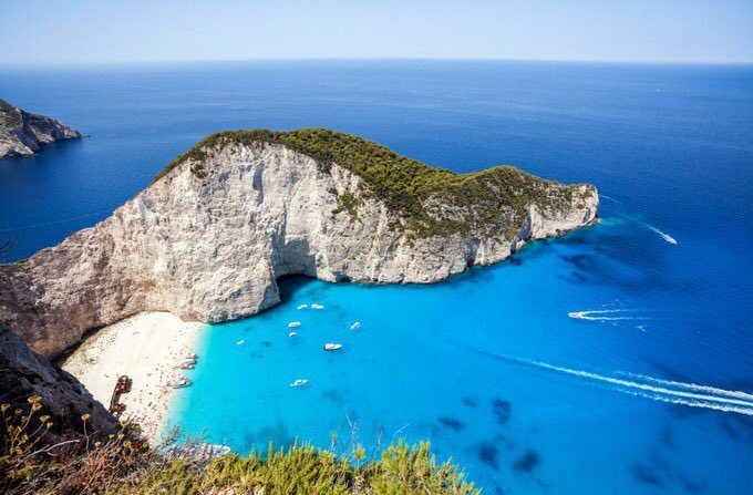 一度は行きたくなる世界の絶景 على تويتر ナヴァイオビーチ ギリシャ 地中海に浮かぶザキントス島にある断崖の間の入り江にある美しいビーチ 周りを崖に阻まれているために ヨットやビーチツアー船でしか訪れることができない場所で 人気映画 紅の豚 のモデルと