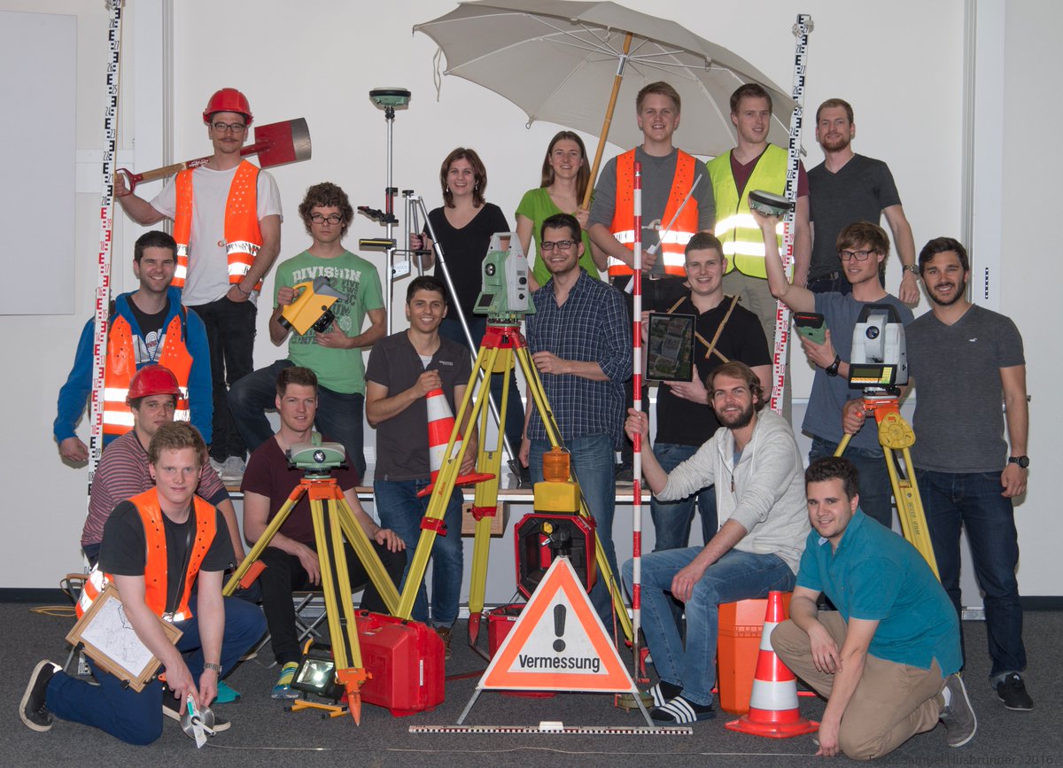 Die Studierenden vom #G2013 des #BSc in #Geomatik am @ivgiFHNW. g2013.ch <a href="/LeicaGeosystems/">LeicaGeosystems</a> #HardAtWork
