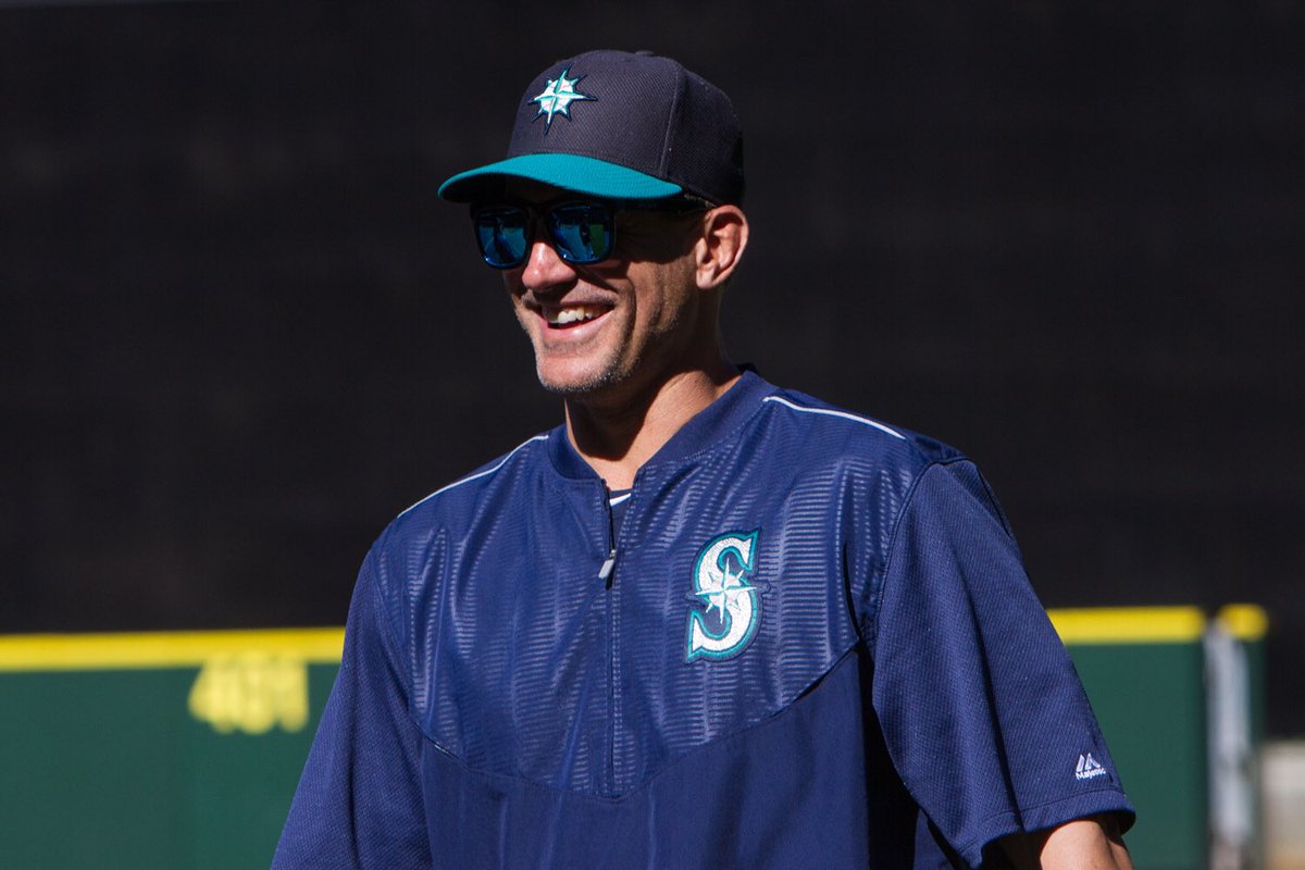 Mariners's tweet photo. Dae-Ho Lee, international trendsetter, got everyone sunglasses. And they're spectacular. 😎😎😎😎 https://t.co/JL6Nf3EEyA