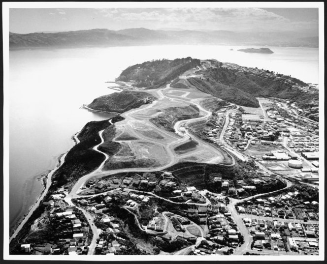oldnzpics's tweet photo. Aerial view of the Miramar Peninsula and Wellington Harbour https://t.co/oU1DGjv6h4 https://t.co/2rcGBoVOdD
