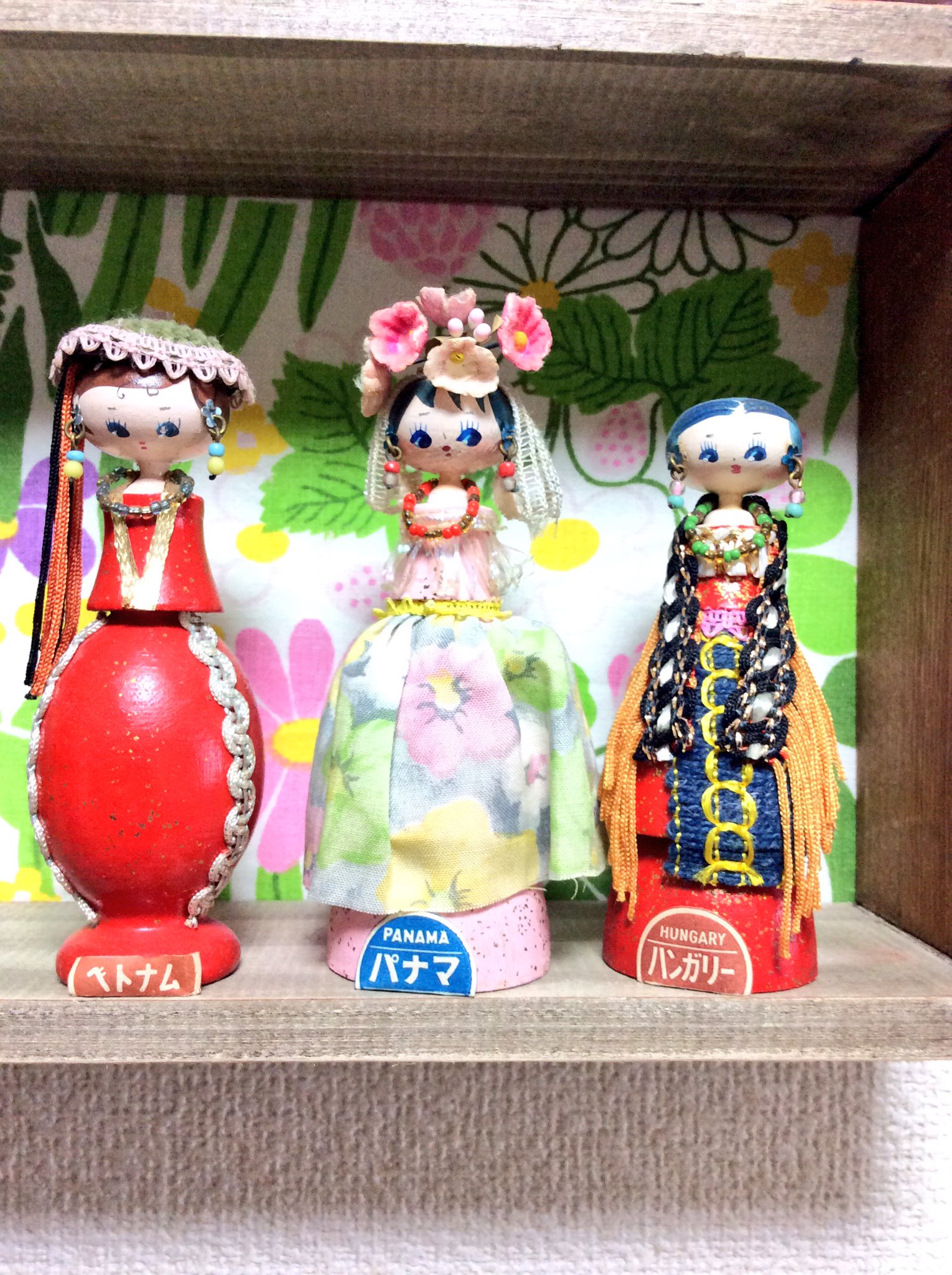 雑貨奥様 A Twitter 我が家の美人三姉妹 世界風俗こけし人形 のベトナム パナマ ハンガリーのお嬢様方 大阪万博から数えても その美しさは衰えません T Co R4tyi1jnl3 Twitter