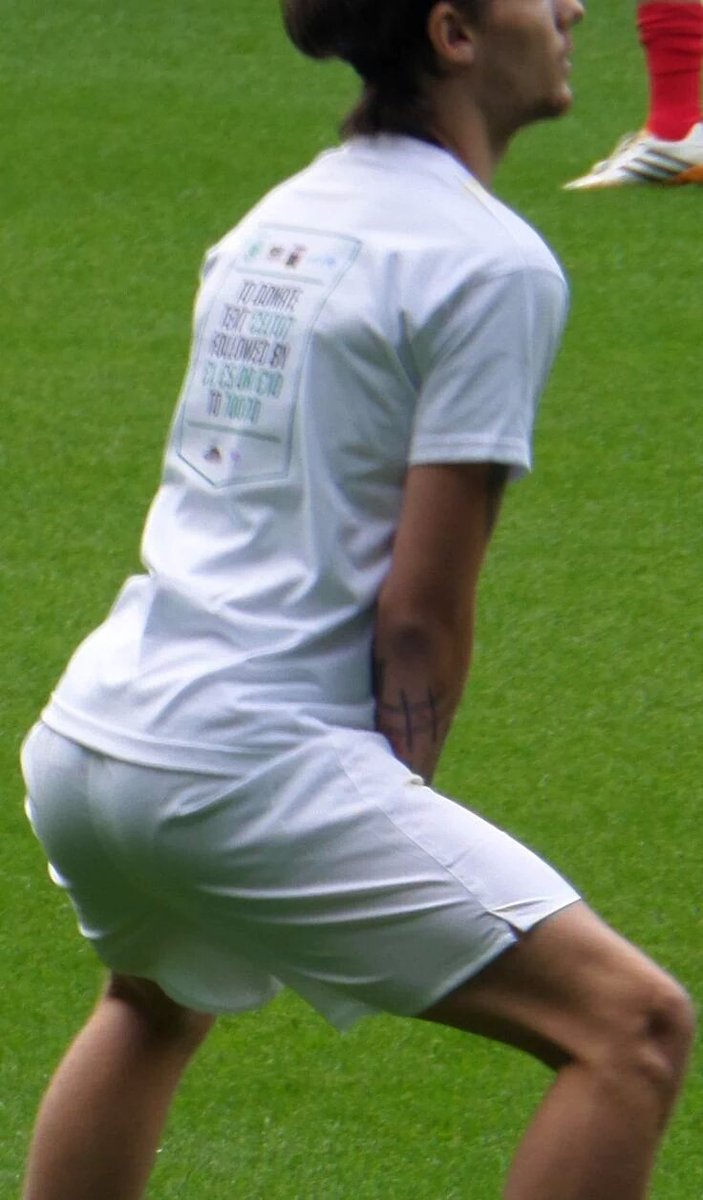 1DreamWork's tweet photo. Volveremos a ver esto crucen los dedos por favor  reaparecieron las orejas de harry por que no las nalgas de louis 😆 https://t.co/5Z7BGPxgpm