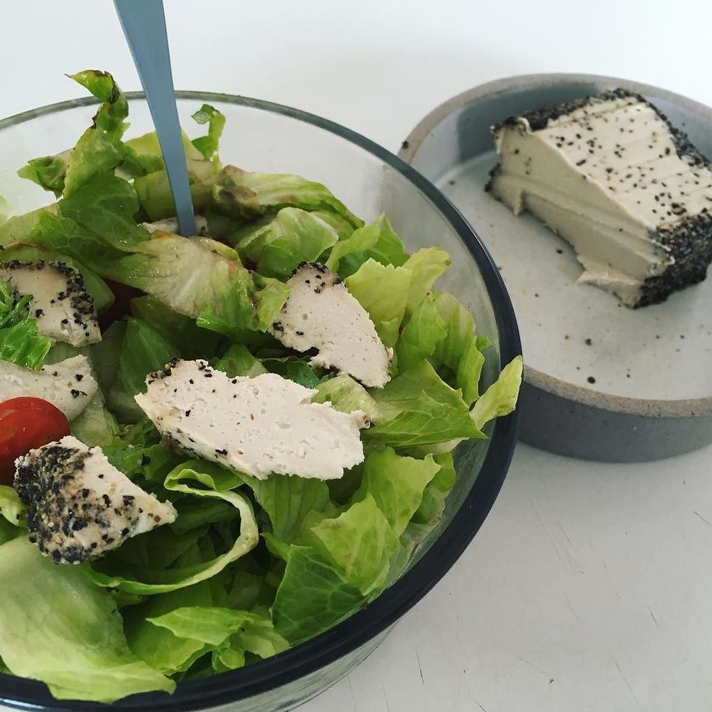 DaraStyle's tweet photo. my salad with @punkrawklabs smoked #cashewcheese #allraw 👏🏼👏🏼💕 https://t.co/NcIfNs4Fej