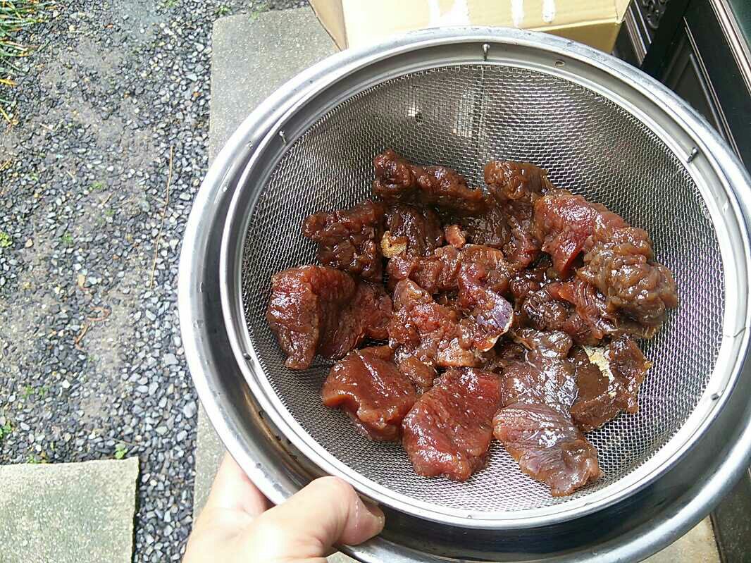 燻製を作ろうとして立ち止まってしまった。ソミュール液の作り方がよく解らん\u2026。 結局、冷蔵庫にあったすき焼きのもと、を薄めて2日弱漬け込んだ。