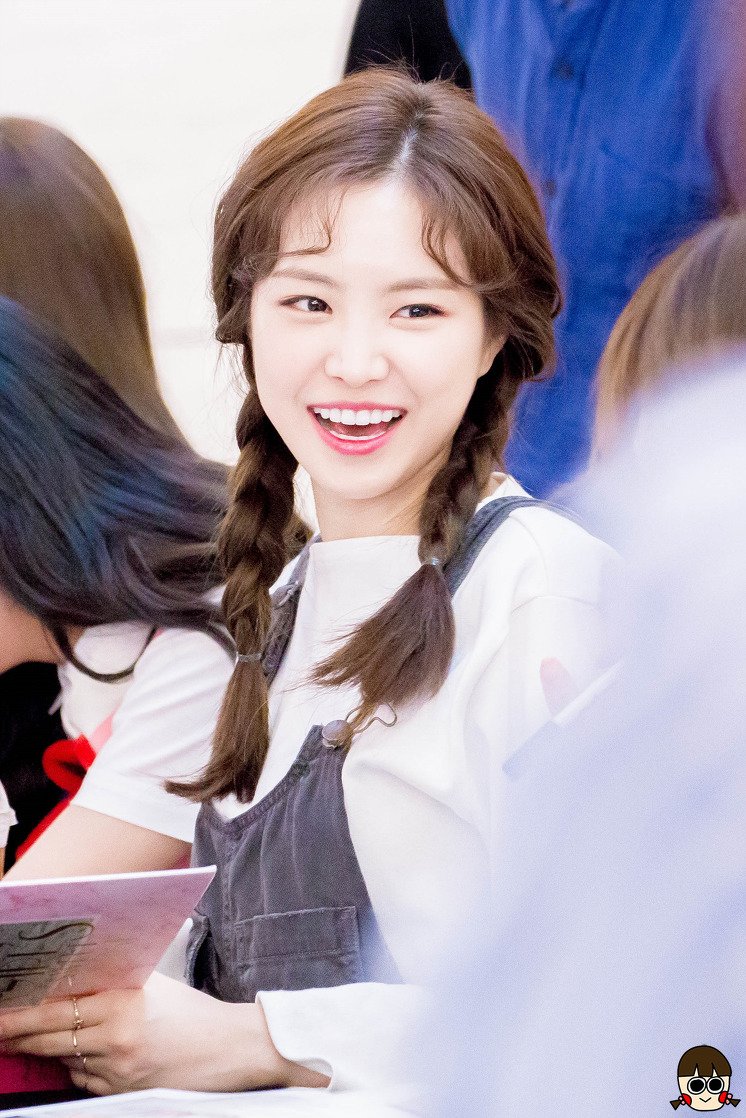 AllForNaeun's tweet photo. 160509 #Apink #Naeun (@Apinksne) @ Girl's Sweet Repose Fansign 
© 겸밍 *2  #손나은 #나은 

DO NOT EDIT OR CROP https://t.co/xAXRwvLHxl