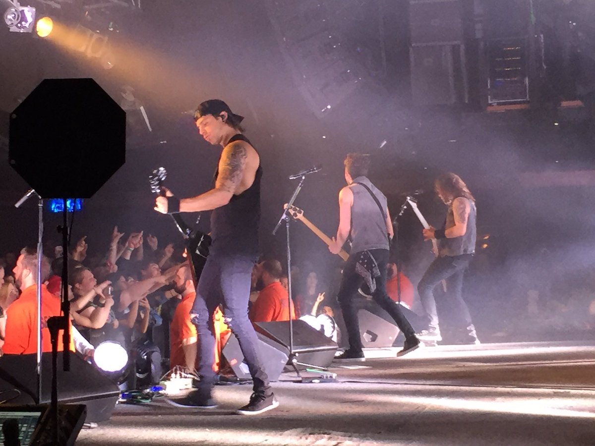 MJPucci's tweet photo. Loving this mayhem @bfmvofficial @starlandNJ #BulletStarland #ScreamAimFire @MattieValentine https://t.co/yKLZfQKHsa