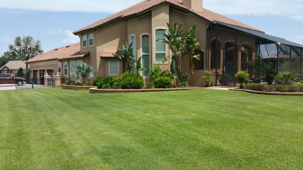 Call Creative Edge for you lawn maintenance, landscaping, and clean up needs (863)812-5968