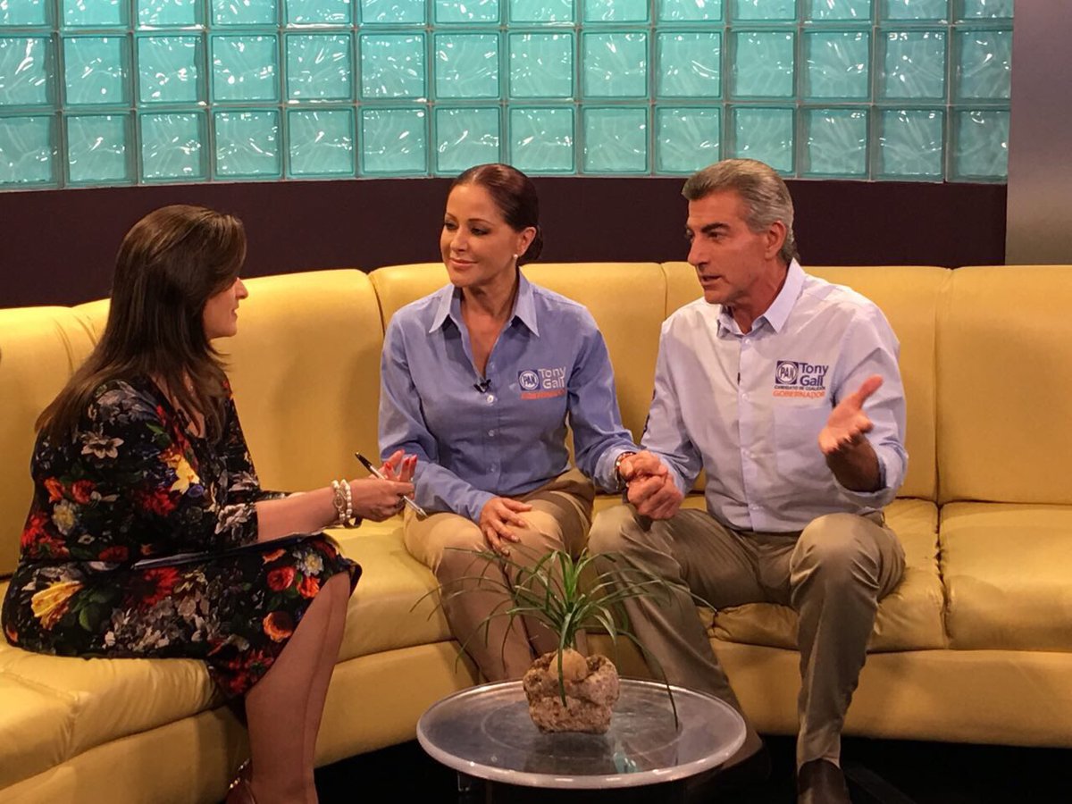 TonyGali's tweet photo. Más médicos que trabajen las 24 horas y abasto de medicinas, parte del #PlanPorLasMujeres @Dinorah_LdeGali https://t.co/9TYOfkKmXl