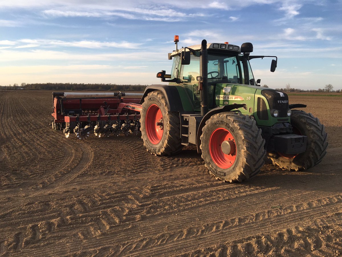 DJWassenaar's tweet photo. Alfalfa/Timothy with oats and peas going in great outside Jarvis #generalseed #fendt820 #plant16 https://t.co/J4WHhg8dzj