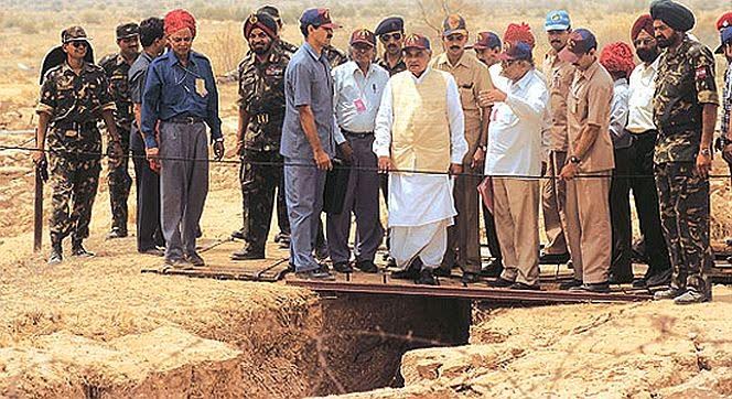 DDNewsHindi's tweet photo. इतिहास के झरोखे से: 11 मई,1998 में आज ही के दिन भारत ने राजस्थान के पोखरण में 3 भूमिगत परमाणु परीक्षण में सफलता पाई https://t.co/ziFNewgxKz