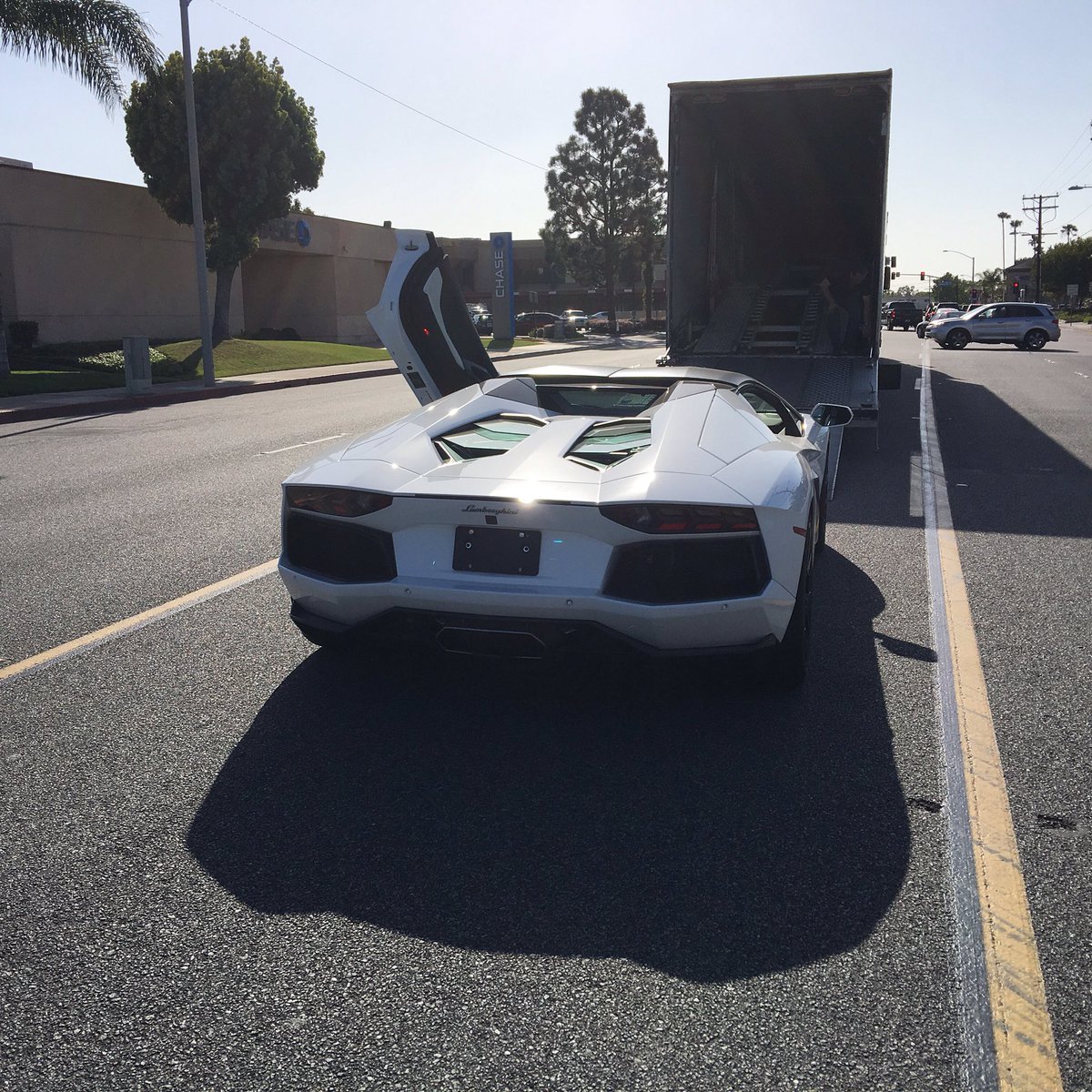 cmr_global's tweet photo. #enclosed #whitehot #Lamborghini #Lambo #cmrglobal #shipyourcar #Italy #Italianspeed #redandwhite #lamboferrari #CMR https://t.co/yzR7fiXUKK