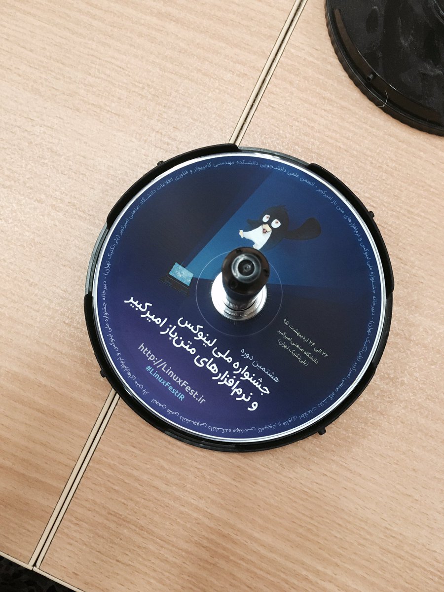 LinuxFestival's tweet image. استف در حال آماده سازي دي وي دي هاي نصب لينوكس #LinuxFestIR #linuxworkshop