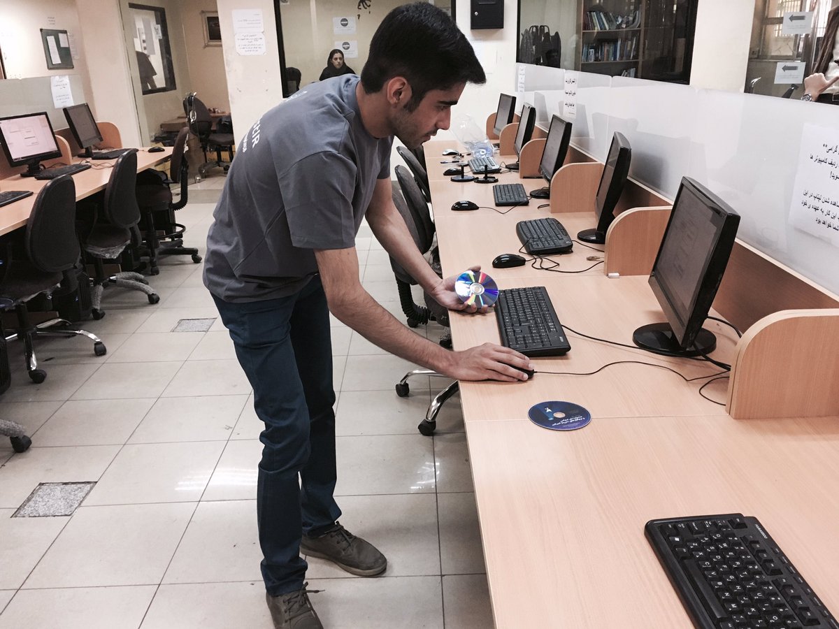LinuxFestival's tweet image. استف در حال آماده سازي دي وي دي هاي نصب لينوكس #LinuxFestIR #linuxworkshop