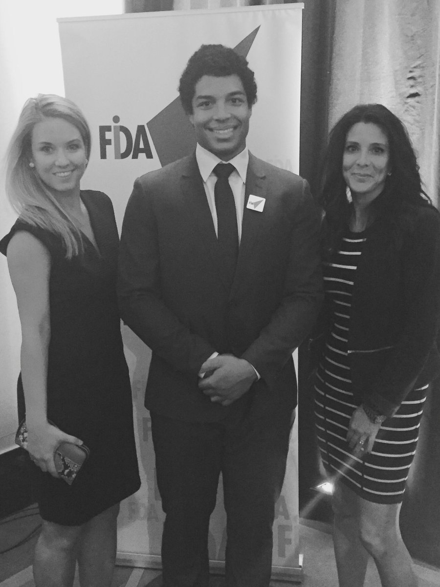 AlsCheerleaders's tweet photo. Félicitations @JoBoissGlaou des @Carabins récipiendaire d'une bourse de la Fondation des @MTLAlouettes au gala #FIDA https://t.co/OLabYHiHrq