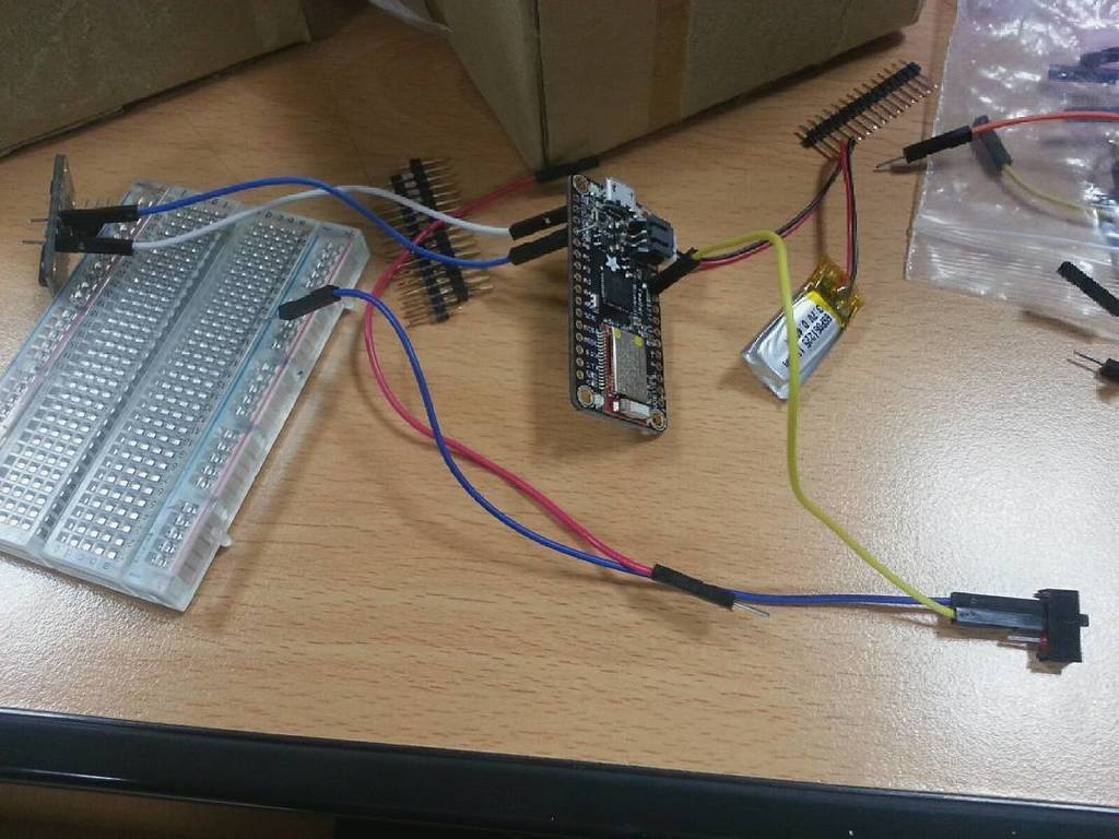 caudalfinIoT's tweet image. Feather32u4 bluefruit, bno055, slide switch and li-po bat. Making!!!!!!!!!!!!!! #adafruit #arduinoleonardo #arduino…
